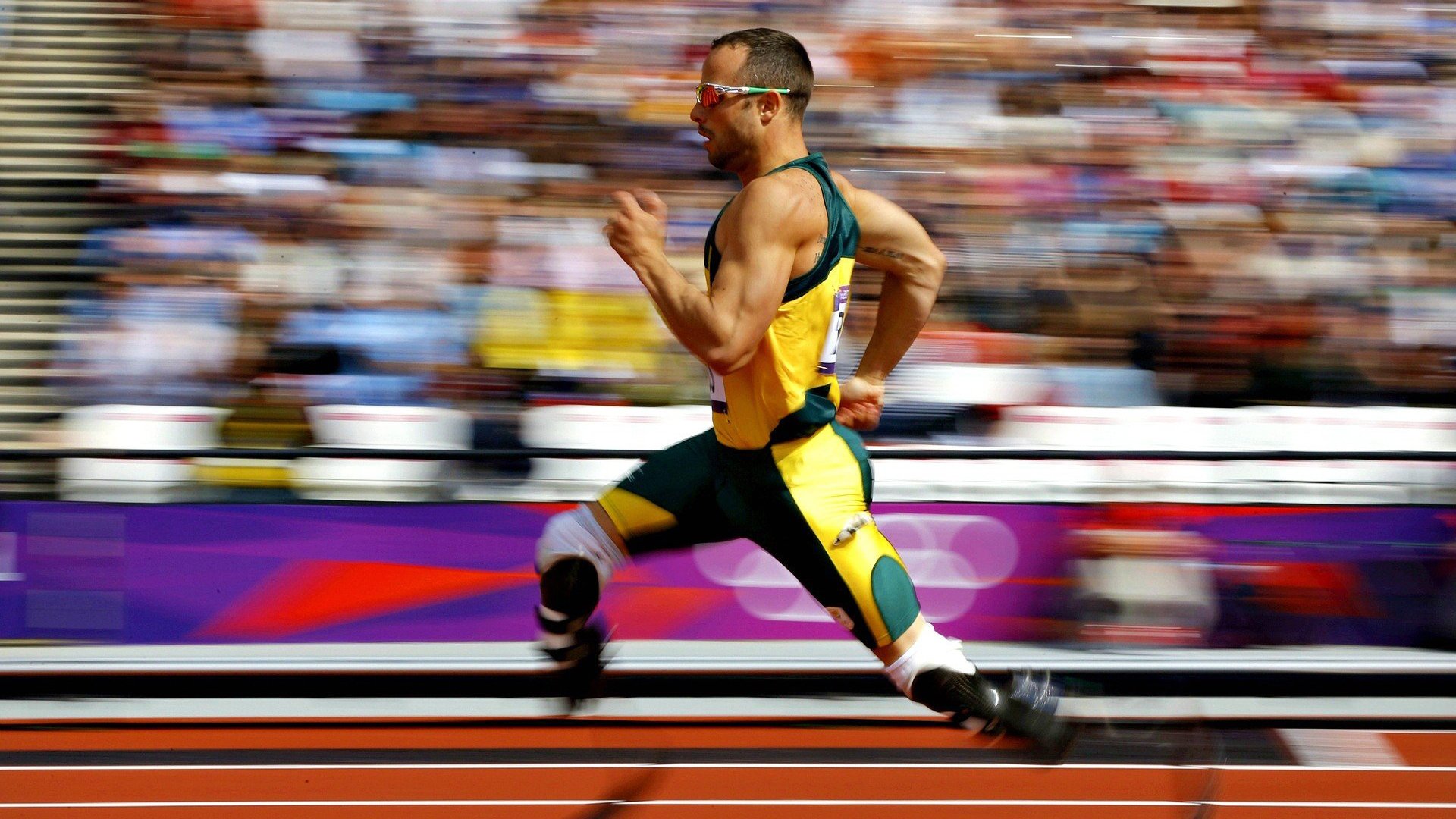 《电竞场景搭建：打造最炫比赛环境》，电竞场景图